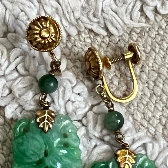 (𝐒𝐎𝐋𝐃) Vintage 14K Gold Carved Jadeite Dangle Panel Screw back Earrings - Picture 5 of 10